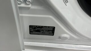 『日産車のカラーコード（色番号）はどこ？コーションプレートの探し方と見方を解説』 
